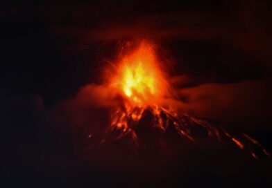 Evacuan aldeas por aumento de erupciones del volcán de ‘Fuego’ en Guatemala; aldeanos se resisten