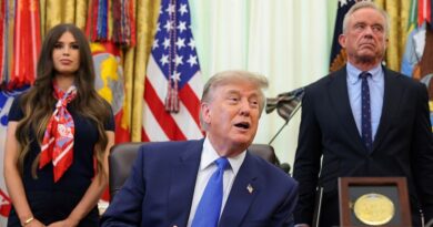 Trump bloquea cirugías y tratamientos de transición para menores y convierte el tema en bandera electoral