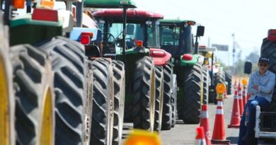 Agricultores de Michoacán bloquean autopista de Occidente para exigir mejores precios del maíz