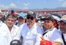 Alcalde de Comitán entra en Suburban de lujo mientras asistentes caminan al evento