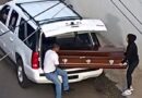 Ataúd con cuerpo embalsamado aparece a metros del aeropuerto; funeraria señala amenazas