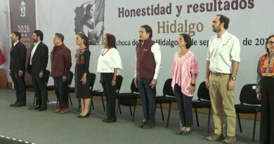 Protestas irrumpen evento de Sheinbaum; normalistas rompen vallas durante el Himno