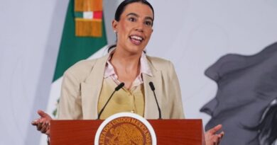 Secretaria de Turismo, Josefina Rodríguez Zamora edita fotos para ocultar artículos de lujo
