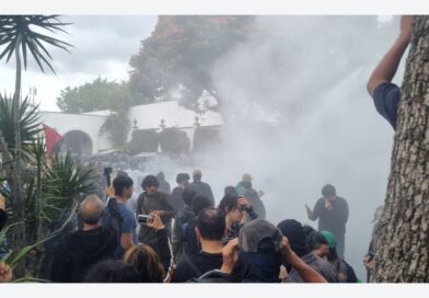 Agua contaminada detona choque entre manifestantes y antimotines en la residencia del gobernador