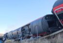 Error humano y falla técnica figuran entre las hipótesis del choque ferroviario en España; 68 muertos