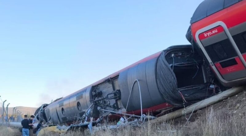 Error humano y falla técnica figuran entre las hipótesis del choque ferroviario en España; 68 muertos