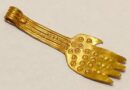 Descubren colgante medieval de oro puro en forma de mano; Museo Británico lo declara tesoro nacional