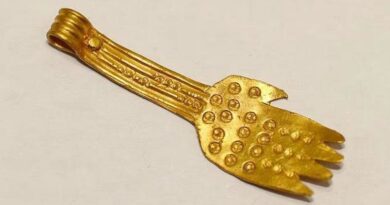 Descubren colgante medieval de oro puro en forma de mano; Museo Británico lo declara tesoro nacional