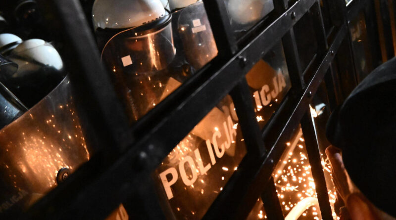 Disturbios por golpe de Estado sacuden a la justicia polaca; presidente suspende gira (Videos)