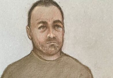 Exconcejal británico admite años de abusos contra su esposa; enfrenta decenas de cargos
