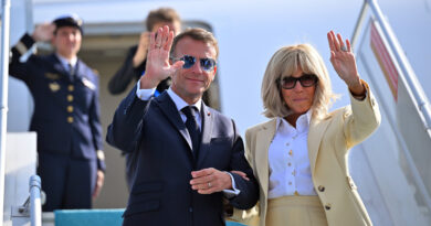 Francia arde y Macron sale del país por suministro de combustible a Medio Oriente