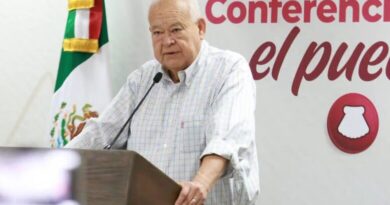Gobernador de BCS solloza al defender a su hija por señalamientos sobre salario en el IMSS