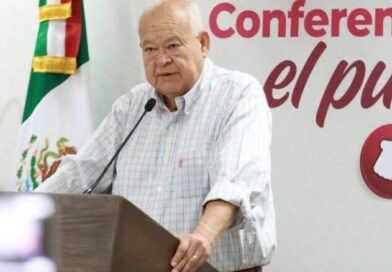 Gobernador de BCS solloza al defender a su hija por señalamientos sobre salario en el IMSS