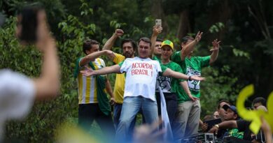 Reportan llegada de Flávio Bolsonaro a EU tras abandonar Brasil; se alojará con su hermano en Florida