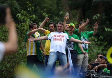 Reportan llegada de Flávio Bolsonaro a EU tras abandonar Brasil; se alojará con su hermano en Florida