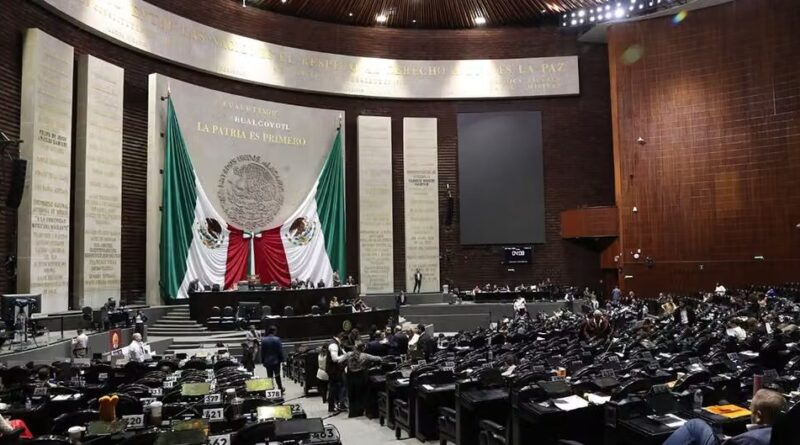 Servilismo de Gutiérrez Luna: apaga micrófono a Kenia López en el debate de madres buscadoras