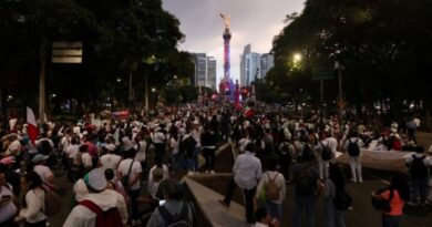 Trabajadores del IMSS marchan en CDMX por aumento salarial y abasto de medicinas