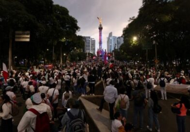 Trabajadores del IMSS marchan en CDMX por aumento salarial y abasto de medicinas